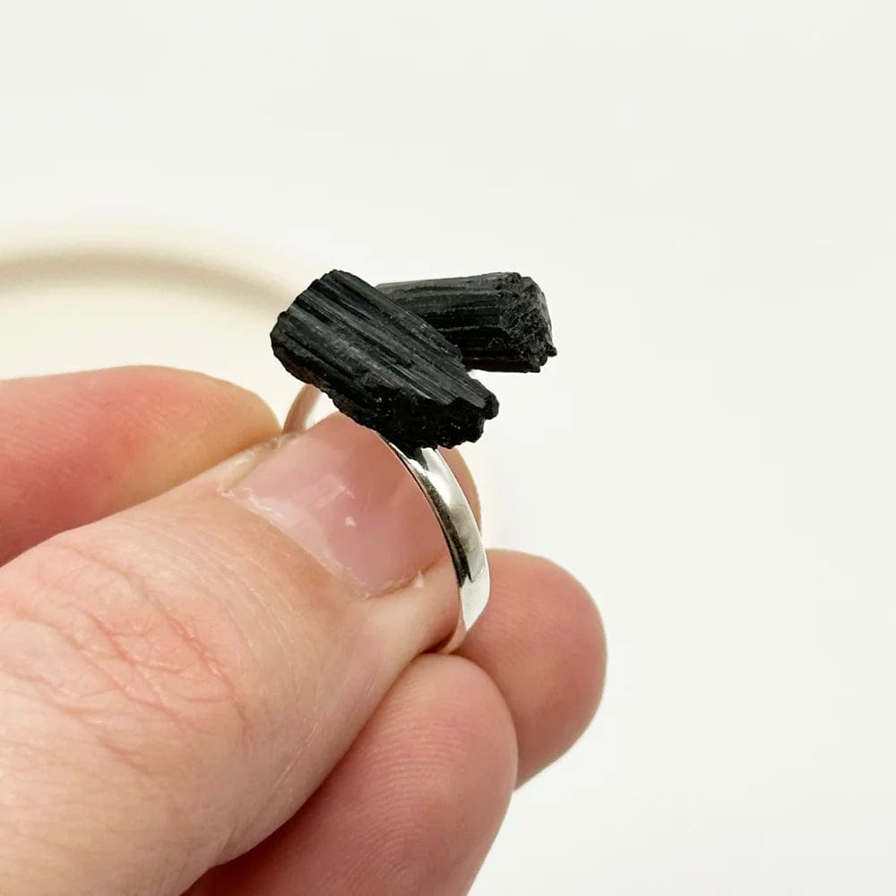 Anillo de plata con Turmalina negra