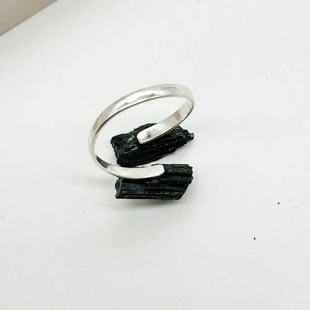 Anillo de plata con Turmalina negra