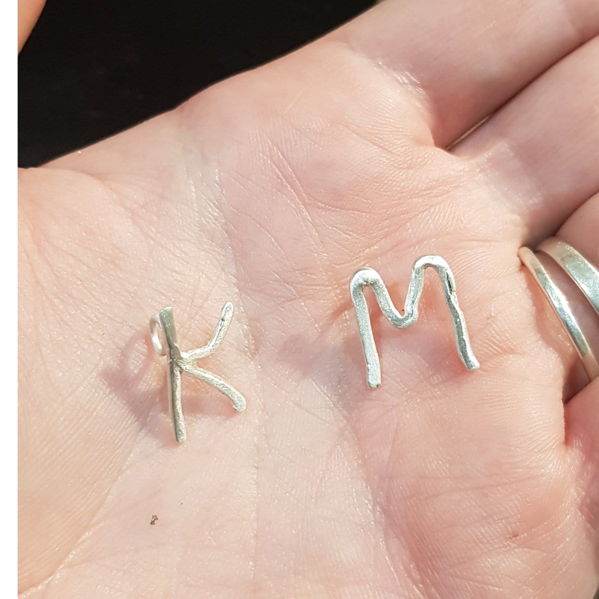 inciales, letras, colgantes letras, colgante inicial, collar personalizado, letras de plata, plata artesana, joyas artesanales, joyeria artesana