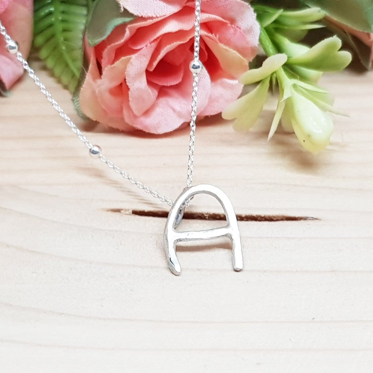 inciales, letras, colgantes letras, colgante inicial, collar personalizado, letras de plata, plata artesana, joyas artesanales, joyeria artesana
