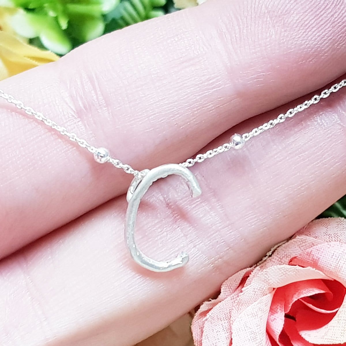 inciales, letras, colgantes letras, colgante inicial, collar personalizado, letras de plata, plata artesana, joyas artesanales, joyeria artesana