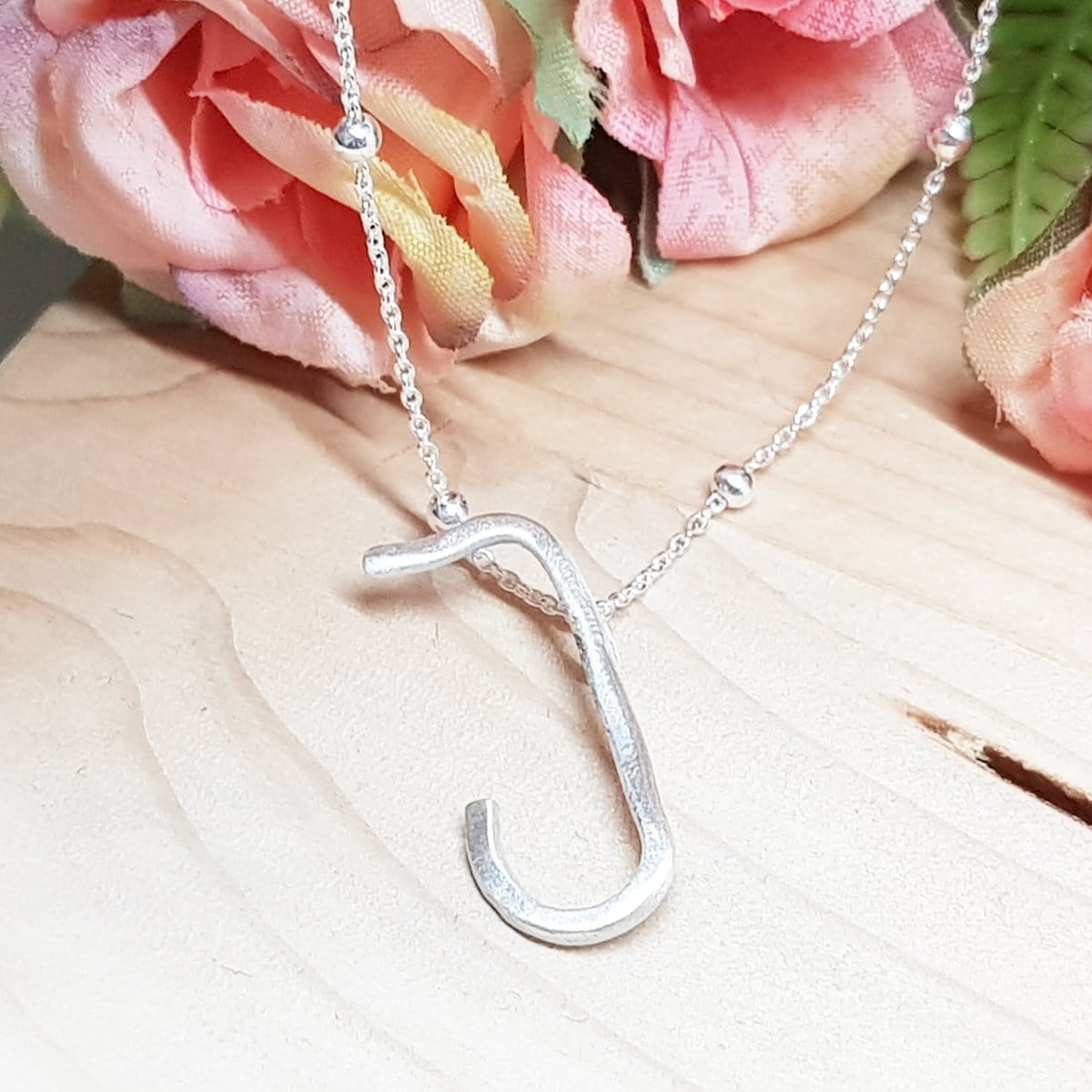 inciales, letras, colgantes letras, colgante inicial, collar personalizado, letras de plata, plata artesana, joyas artesanales, joyeria artesana