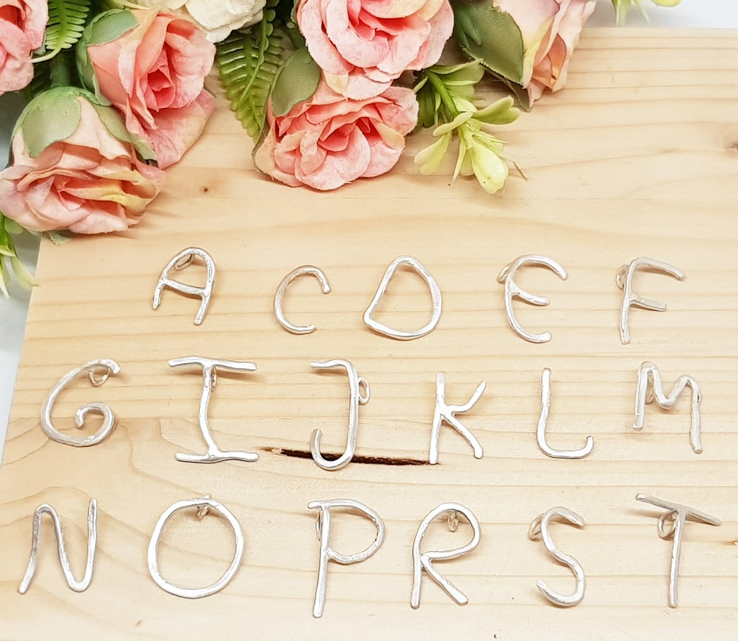 pulseras personalizadas, pulsera de plata, pulsera iniciales, pulseras personalizadas, plata y minerales, minerales naturales, joyeria artesana, iniciales de plata, letras de plata