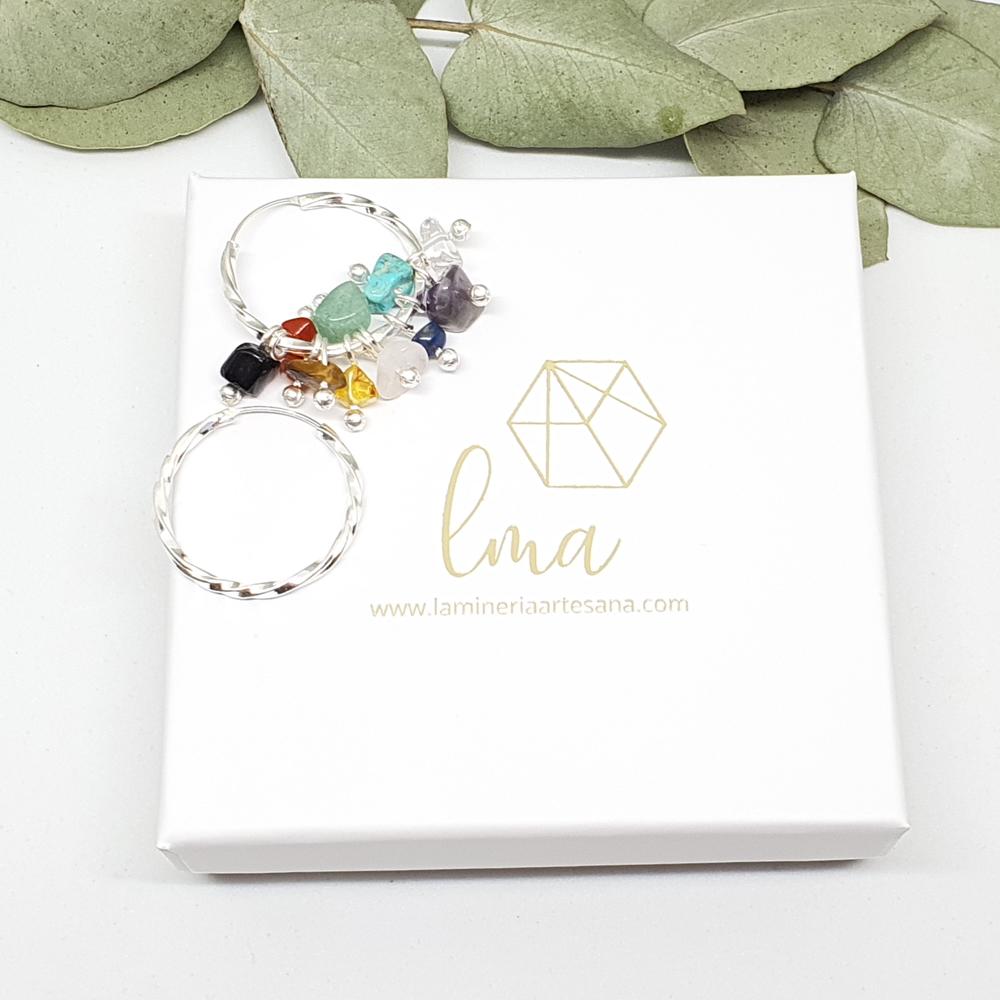 aros de plata con los 10 minerales naturales de los chacras y la caja donde van