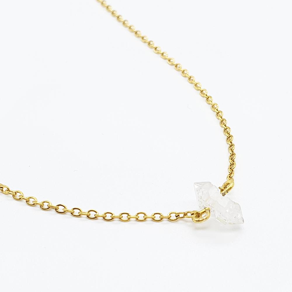 Collar dorado de cadena finita con un trocito de diamante herkimer natural