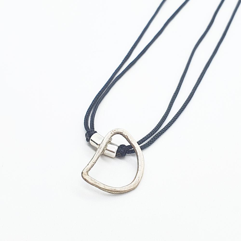 inciales, letras, colgantes letras, colgante inicial, collar personalizado, letras de plata, plata artesana, joyas artesanales, joyeria artesana