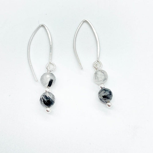 Pendientes finitos de Cuarzo Blanco con Turmalina negra