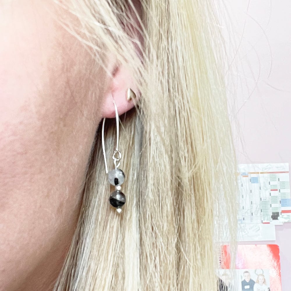 Pendientes finitos de Cuarzo Blanco con Turmalina negra