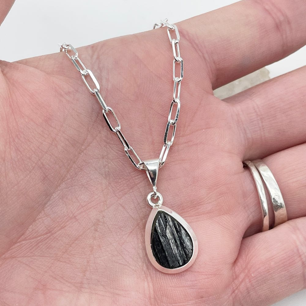 colgante turmalina negra, colgante de plata y turmalina, turmalina negra, piedras naturales, piedras de protección