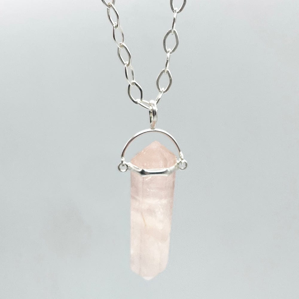 Punta de Cuarzo rosa, Colgante cuarzo rosa, colgantes minerales, la piedra del amor, piedras magicas, lamineria artesana, plata y minerales, propiedades de los minerales