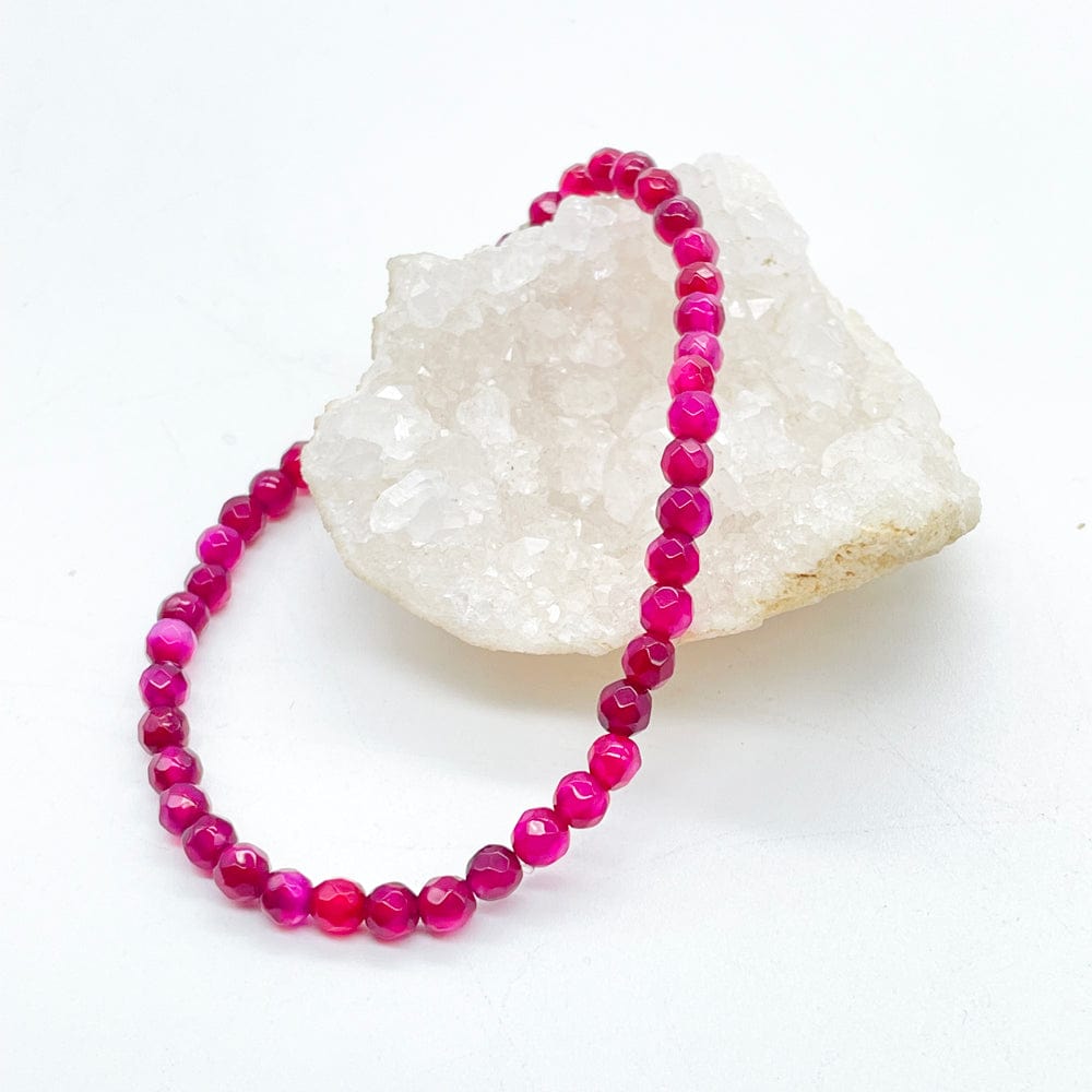 pulsera con minerales, pulsera agata rosa, lamineria artesana, minerales naturales, piedras preciosas, gemas, gemas naturales, joyería artesana, joyas online, propiedades de los minerales, agata rosa