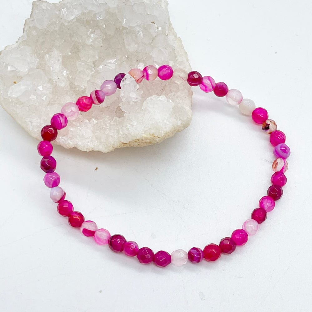 pulsera con minerales, pulsera agata rosa, lamineria artesana, minerales naturales, piedras preciosas, gemas, gemas naturales, joyería artesana, joyas online, propiedades de los minerales, agata rosa