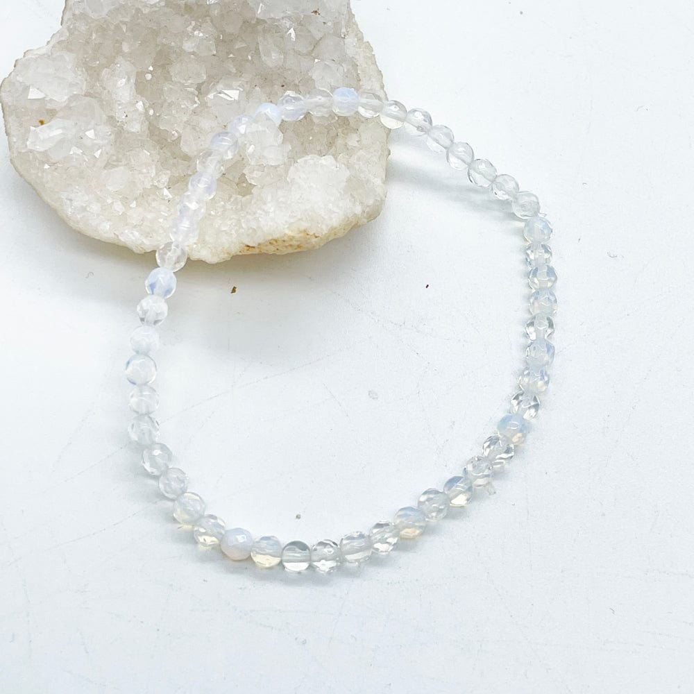 pulsera con minerales, pulsera de opalo, opalo, cuarzo opalino, minerales naturales, joyas artesanas, joyas con piedras preciosas, gemas, lamineria artesana, joyeria artesana