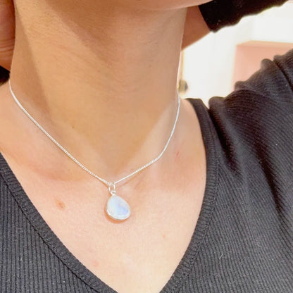 Colgante Piedra Luna tallada