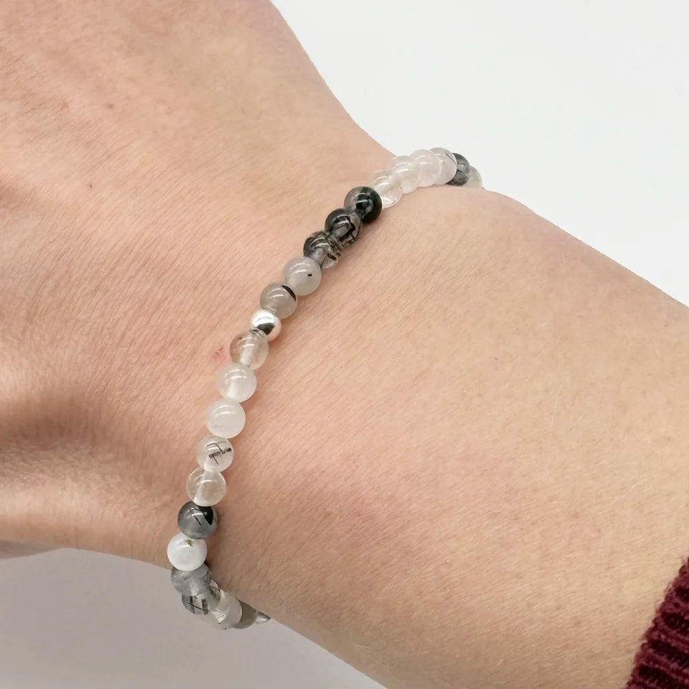 Pulsera finita de Cuarzo Blanco con Turmalina en bolitas