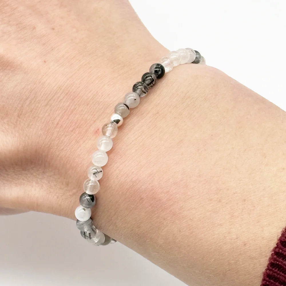 Pulsera finita de Cuarzo Blanco con Turmalina en bolitas