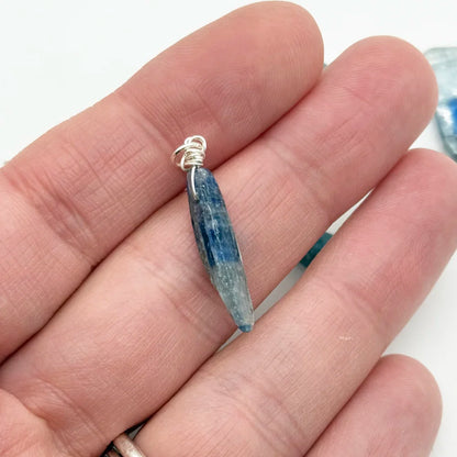 Colgante de Cianita natural de forma única hecho a mano