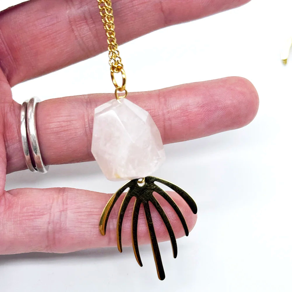 Colgante de cuarzo rosa natural tallada con engarce dorado