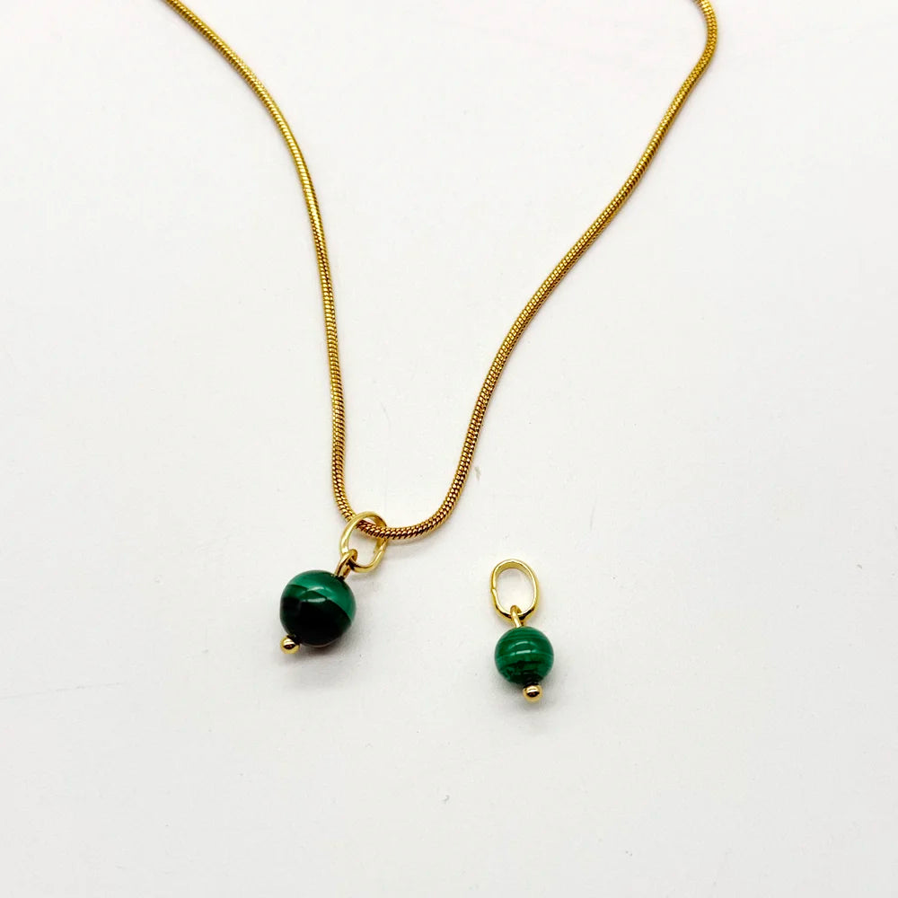 colgante de malaquita natuural hecho en bolita natural