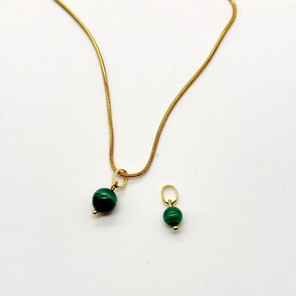 colgante de malaquita natuural hecho en bolita natural