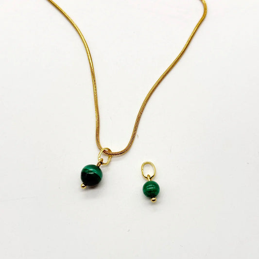 colgante de malaquita natuural hecho en bolita natural