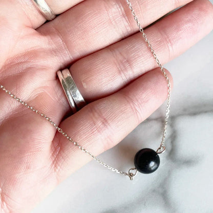 collar de plata finito con una bola de shunghita | protección
