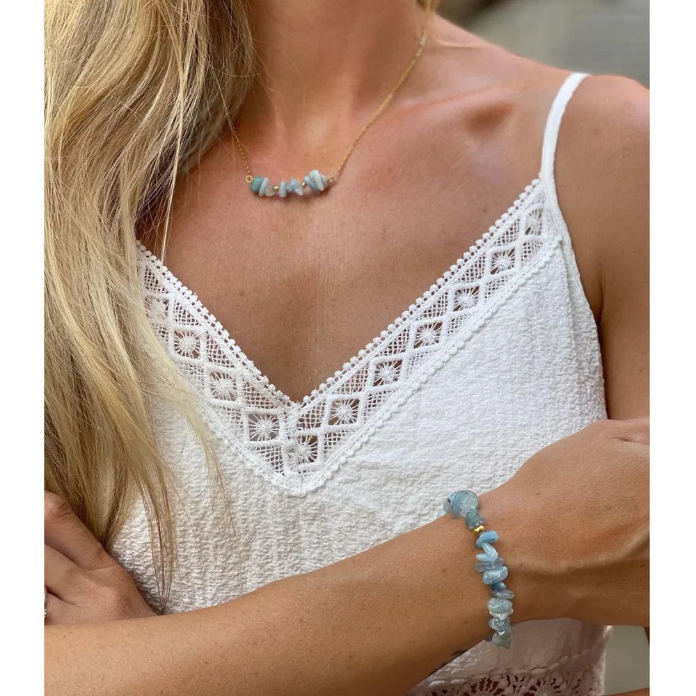 Collar de Aguamarina natural en chips con cadena de acero inoxidable bañada en oro en mujer