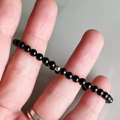 Pulsera elástica de turmalina negra con bola de plata 925