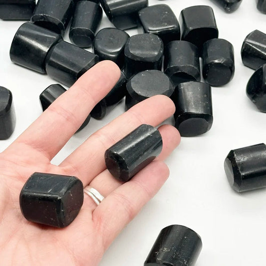 Pack de dos minerales de turmalina negra natural rodada