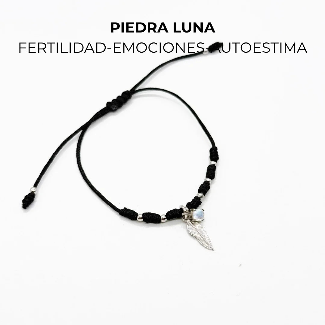 Detalle de pluma de plata y colgante con piedra luna natural