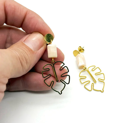 Pendientes de hoja dorada con tubo de ópalo rosa natural