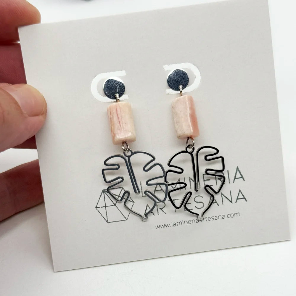 Pendientes de hoja de acero plateado con tubo de ópalo rosa natural