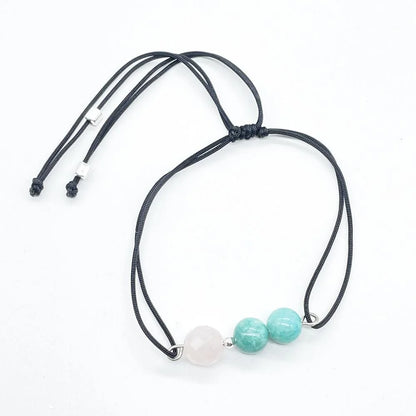 Pulsera de hilo negro con mineral natural y detalles en plata 925