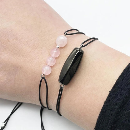 Pulsera de minerales naturales en hilo negro hecha a mano