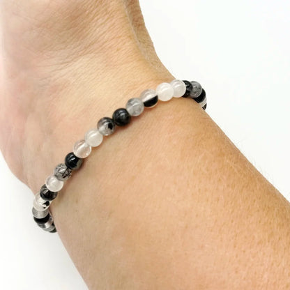 Pulsera elástica de cuarzo con turmalina negra y detalles de plata 925