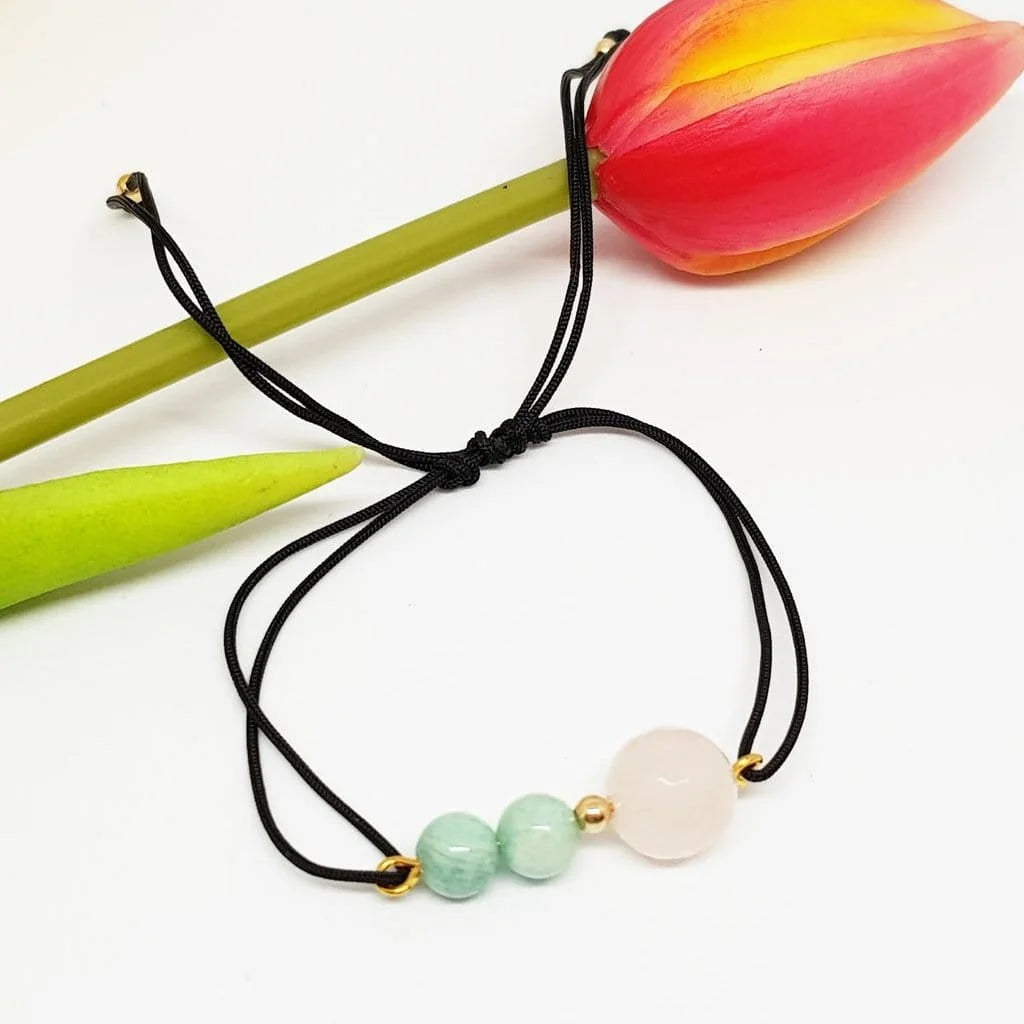 Detalle de pulsera de minerales naturales con nudo corredero