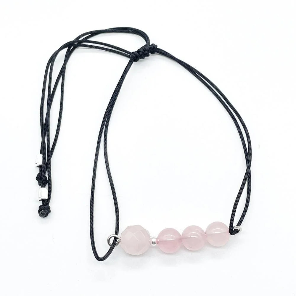 Detalle de pulsera de hilo con bolas de mineral natural de 6/8 mm