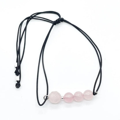 Detalle de pulsera de hilo con bolas de mineral natural de 6/8 mm