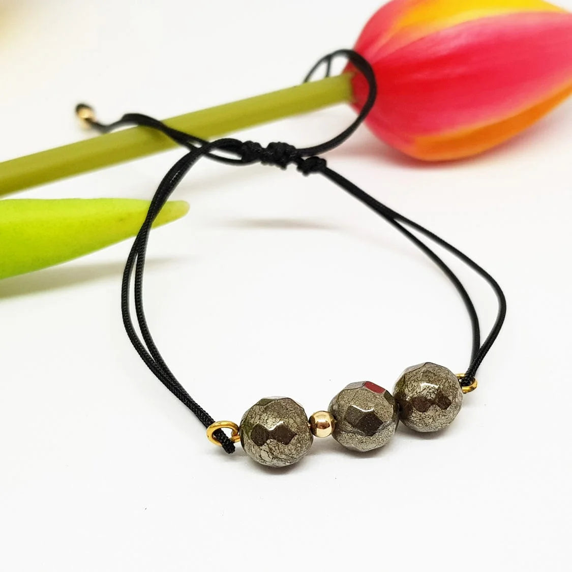 Pulsera de hilo con mineral natural en acabado dorado