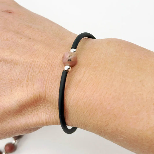 Pulsera de Rodonita con Neumático · Amor propio y Equilibrio