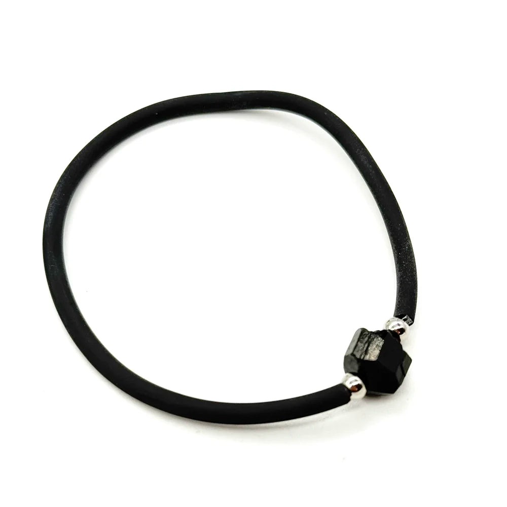 Detalle de pulsera de hilo negro con turmalina negra natural