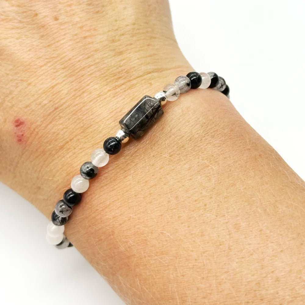 Detalle de pulsera con bolitas de cuarzo blanco y turmalina negra