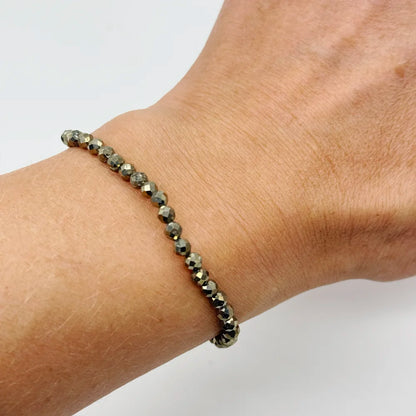 Detalle de las bolitas de Pirita natural de la pulsera