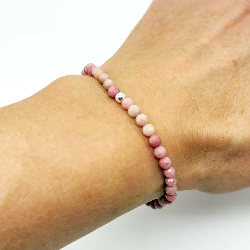 detalle de Pulsera de Rodocrosita natural hecha a mano