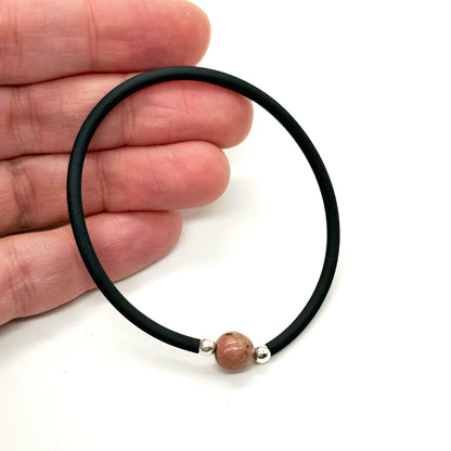 Pulsera de Rodonita con Neumático · Amor propio y Equilibrio