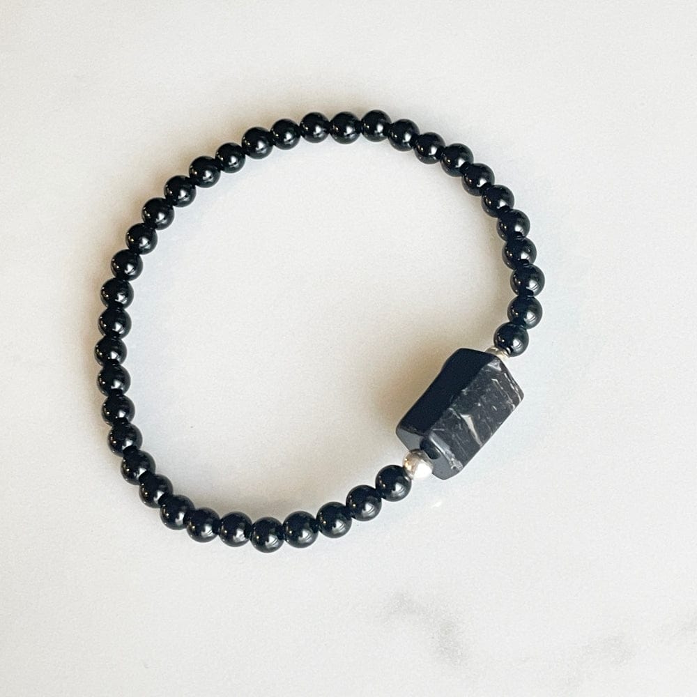 Detalle de pulsera de turmalina negra con tubo en bruto y bolitas de plata 925