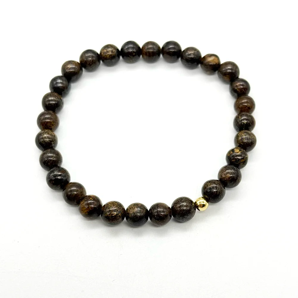 Pulsera elástica de broncita natural sobre fondo blanco