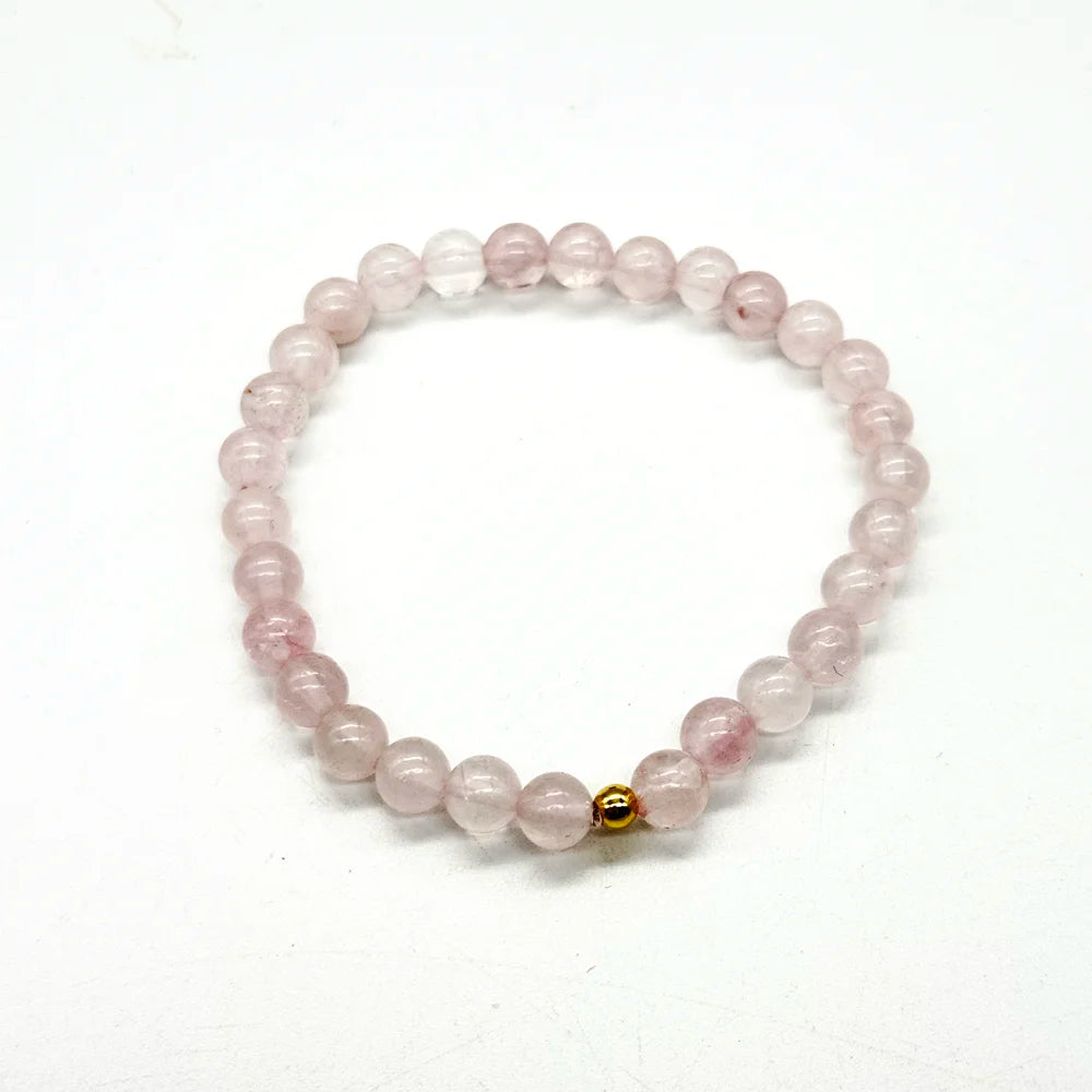 Detalle de las bolas lisas de cuarzo rosa natural de la pulsera