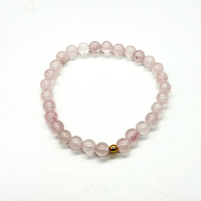 Detalle de las bolas lisas de cuarzo rosa natural de la pulsera