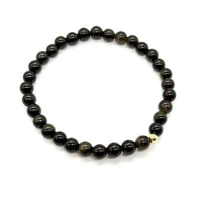 Detalle de la pulsera de obsidiana dorada natural con sus reflejos dorados